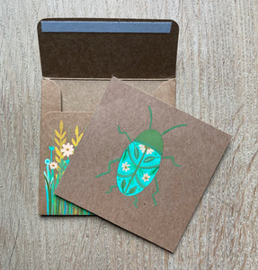 Handgeschilderd envelopje met groene kever